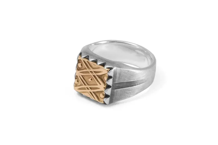 #040 – Signet Ring graphic pattern – GOLD