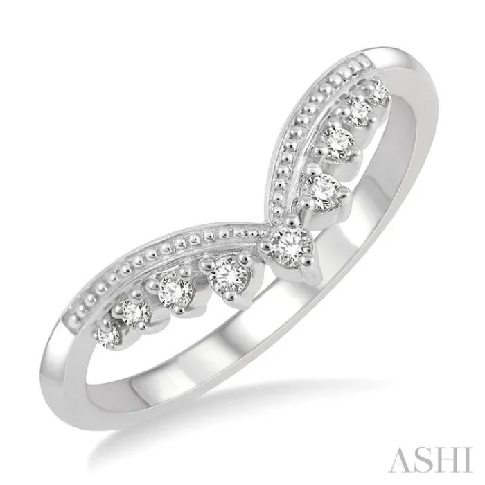 1/10 Ctw Chevron Round Cut Diamond Highlighted Wedding Ring in 14K White Gold