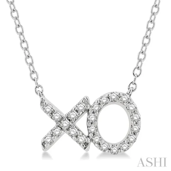 1/6 Ctw ‘XO’ Hugs and Kisses Round Cut Diamond Petite Fashion Pendant With Chain in 10K White Gold