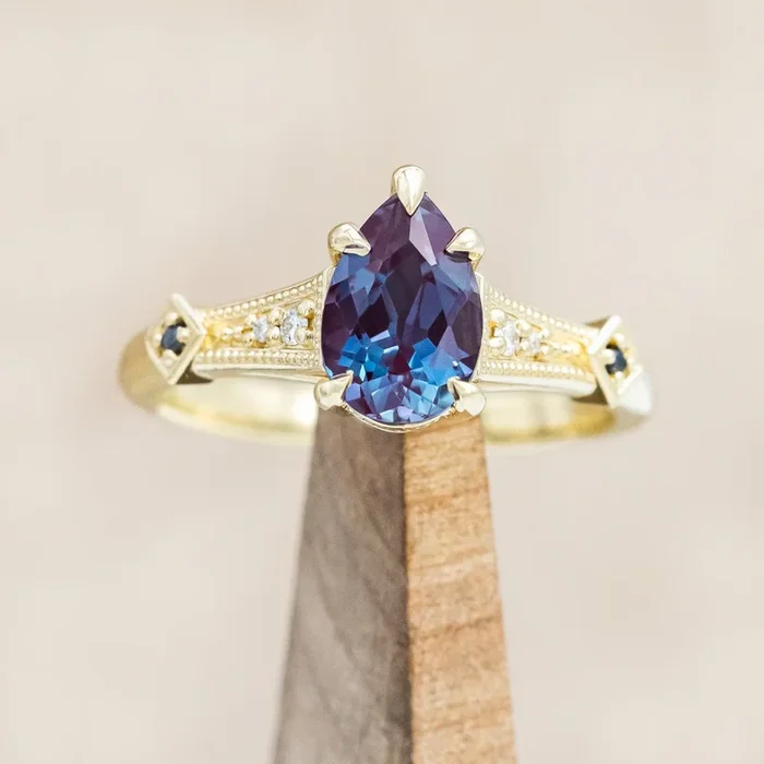 “ANNORA” – PEAR CUT LAB-GROWN ALEXANDRITE ENGAGEMENT RING WITH DIAMOND ACCENTS