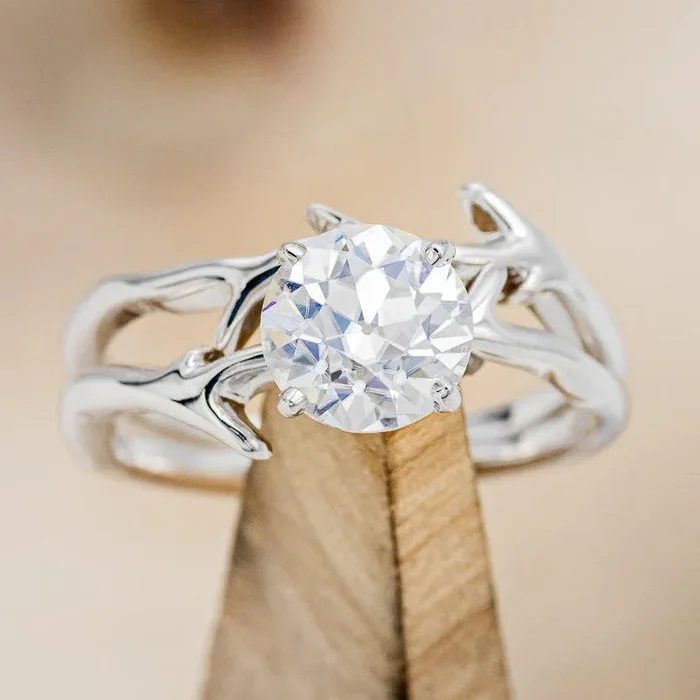 “ARTEMIS” – ROUND CUT MOISSANITE ENGAGEMENT RING WITH AN ANTLER STYLE STACKING BAND – 14K WHITE GOLD – SIZE 6 1/4