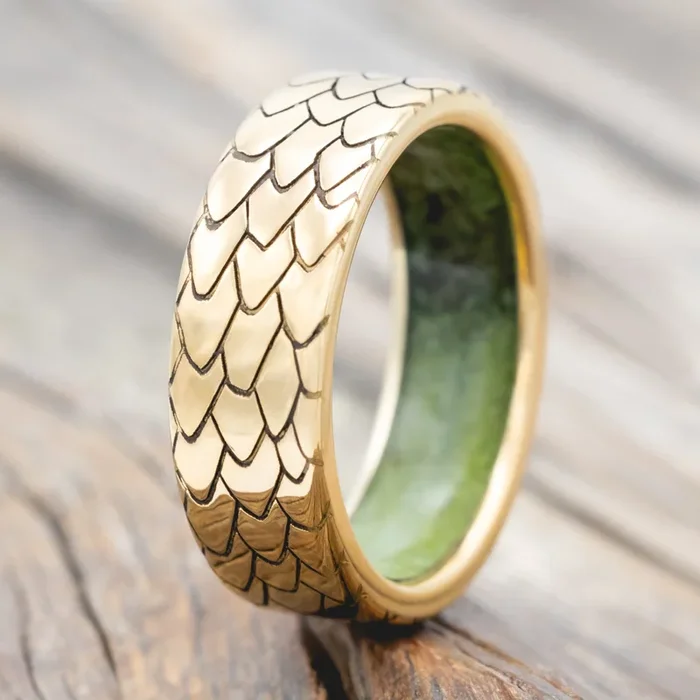 “ECHO” – DRAGON SCALE WEDDING RING FEATURING A MOSS LINED BAND – 14K YELLOW GOLD – SIZE 10 3/4