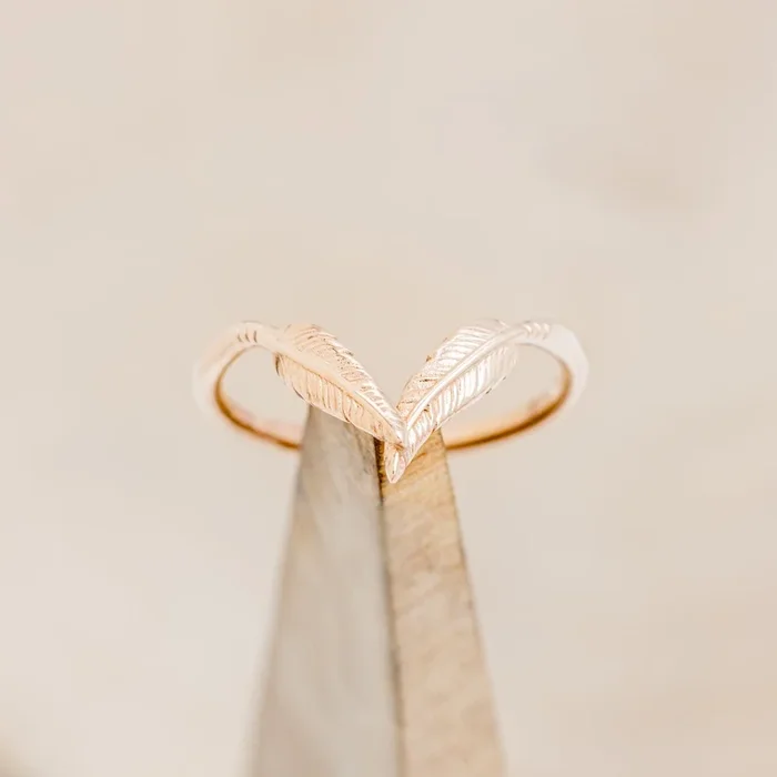 “FALA” – FEATHER ACCENTED TRACER WEDDING BAND