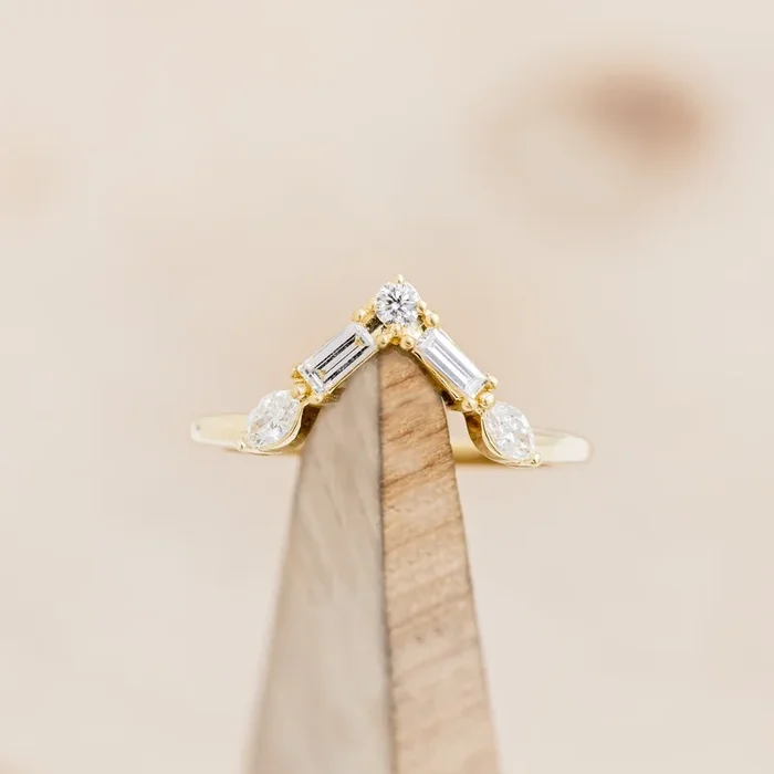 “MELODY” – V-SHAPED TRACER WITH DIAMONDS