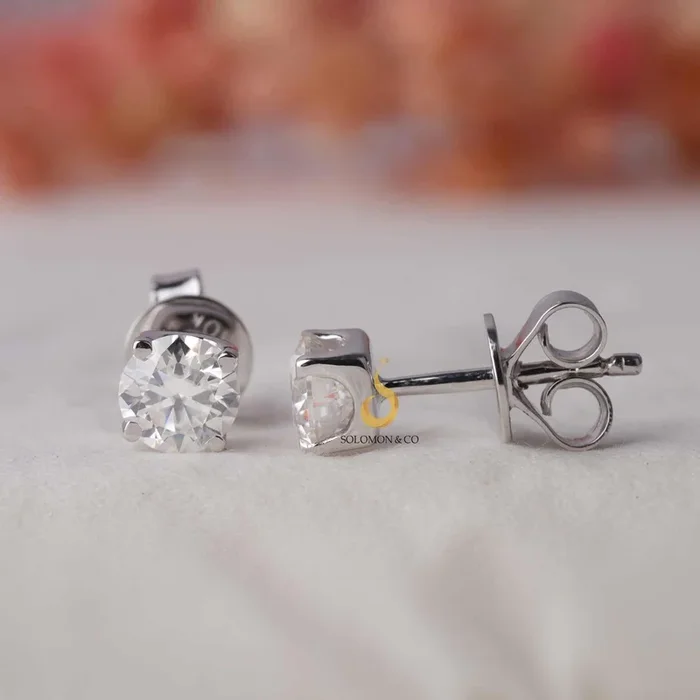 Classic Four prongs Stud 0.84ctw/5MM