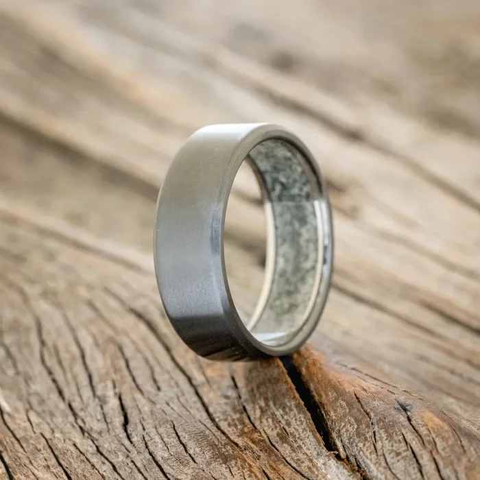CRUSHED MOSS AGATE LINED WEDDING BAND – BLACK ZIRCONIUM – SIZE 7