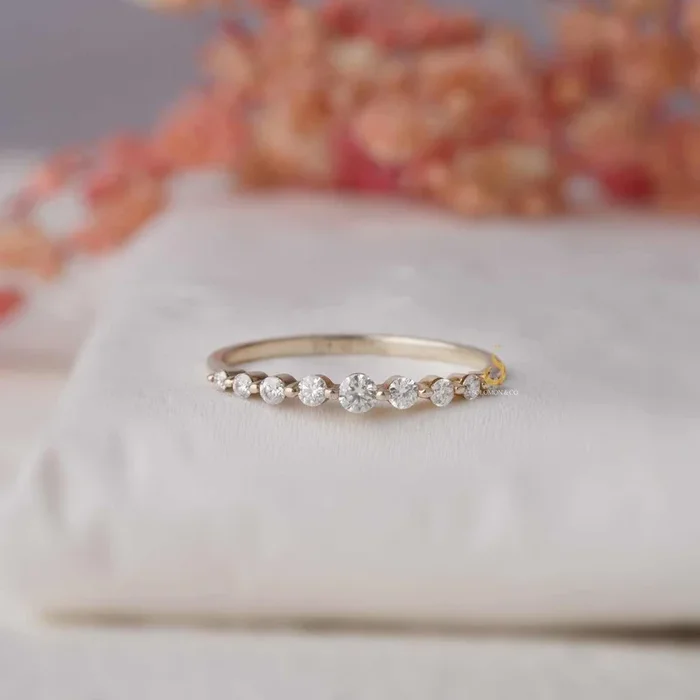 Floating Moissanite Round Cut Single Shared Prong Band