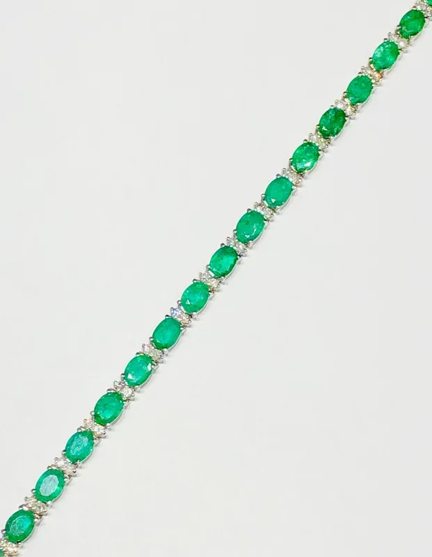 Oval Emerald and Diamond Bracelet (14K).
