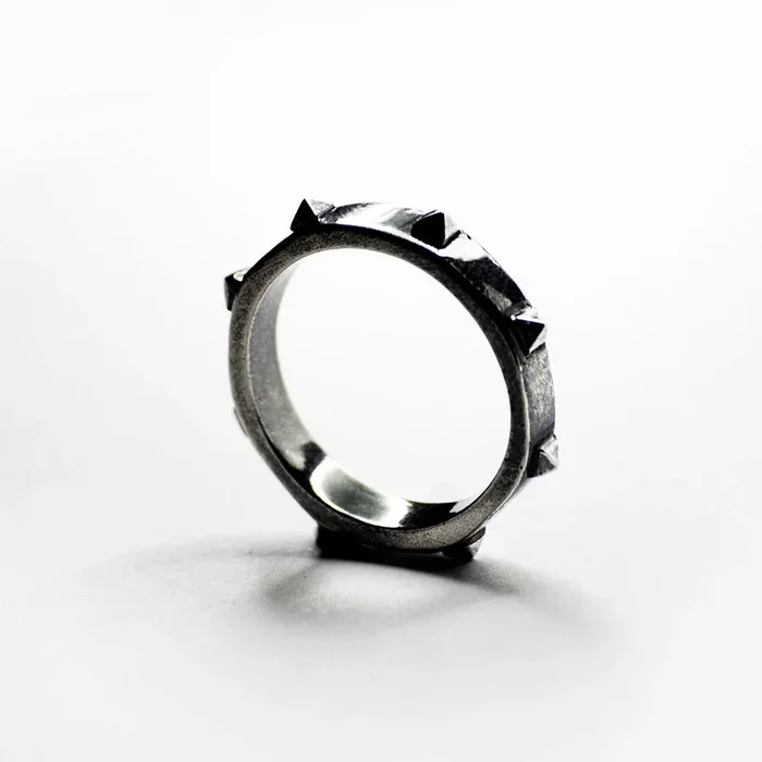 Pyramid bend ring