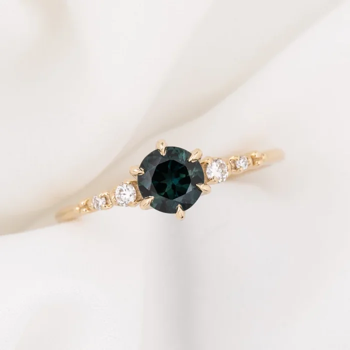 【一点物】エステルフルールリング ・0.82ct・加熱クイーンズランド産ディープティールブルーサファイア・K14YG